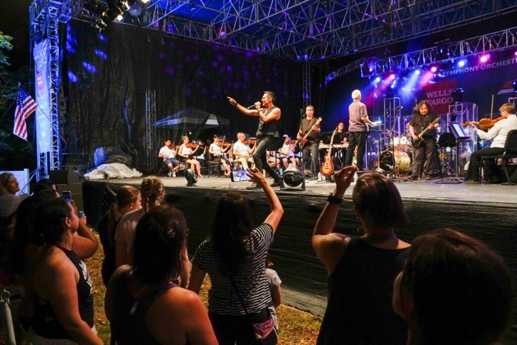 People enjoying a concert at the Fort Worth Botanical Gardens