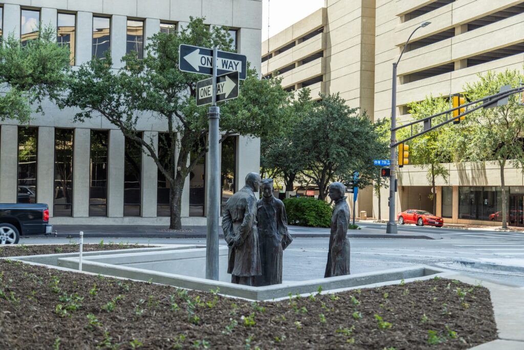 Sculpture of three people meeting by chance, by George Segal